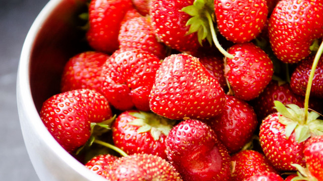 Strawberry bowl impessionism delaunay puzzle free wallpaper for desktop - medium preview image