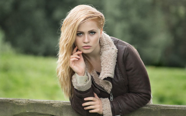 Woman leaning fence serious portrait free wallpaper for desktop - medium preview image