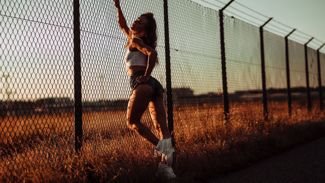 Woman tennis fence sunset honeycomb free wallpaper for desktop - medium preview image