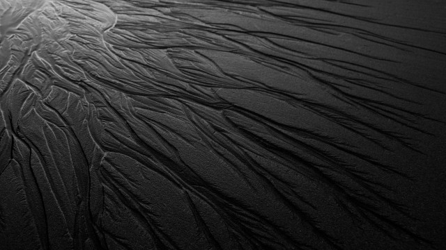 Black white beach sand dune free wallpaper for desktop - medium preview image