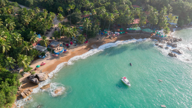 Boat beach palm house tiltshift free wallpaper for desktop - medium preview image