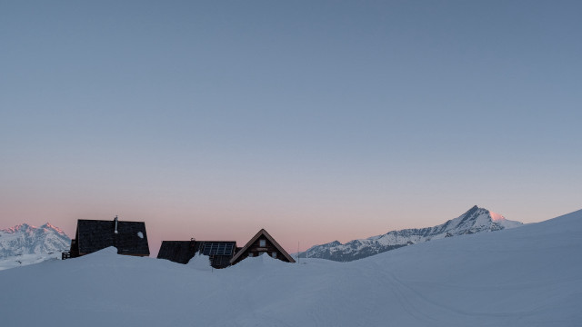 Snowy houses mountain sunset pink free wallpaper for desktop - medium preview image