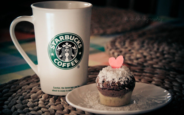 Cupcake starbucks heart plate table free wallpaper for desktop - medium preview image