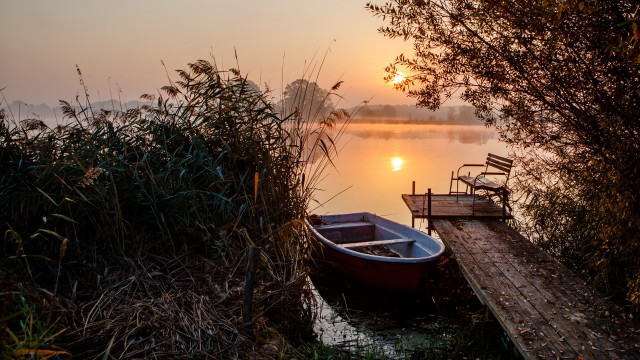 Dusk boat dock lake city free wallpaper for desktop - medium preview image