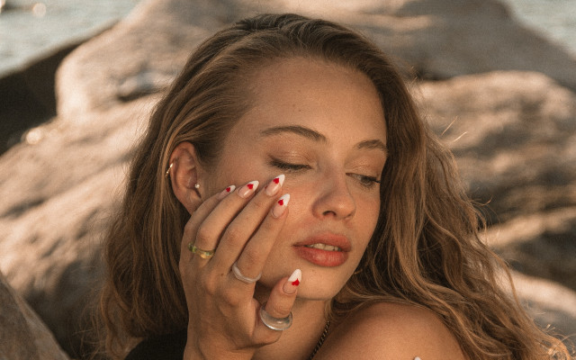 Woman ocean hands face blurry free wallpaper for desktop - medium preview image