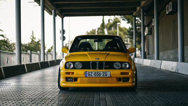 Yellow car parking garage white free wallpaper for desktop - medium preview image