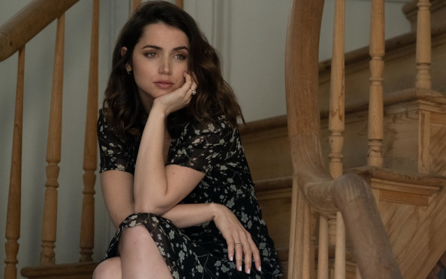 Woman sitting staircase portrait blackhair free wallpaper for desktop - medium preview image