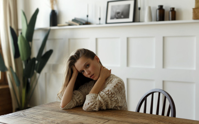 Serious woman portrait indoor blurry free wallpaper for desktop - medium preview image