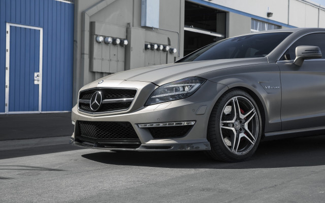 Silver mercedes cls blue door free wallpaper for desktop - medium preview image