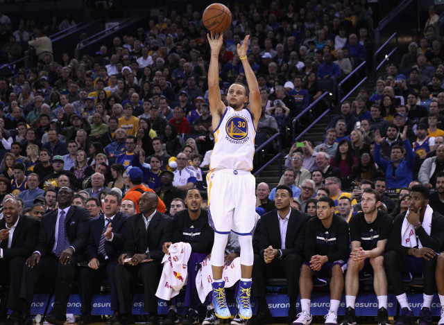 Man basketball shooting crowd stadium free wallpaper for desktop - medium preview image