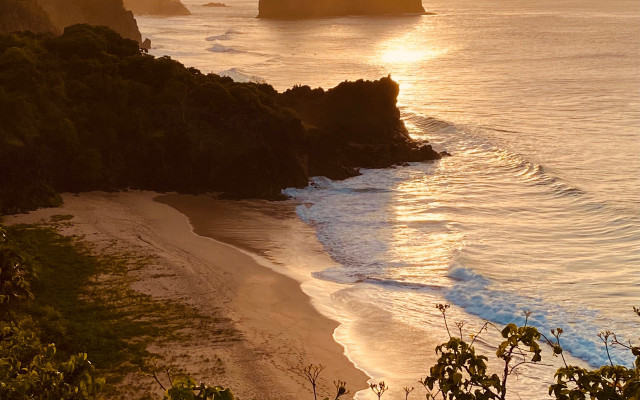 Beach rock formation water foreground free wallpaper for desktop - medium preview image