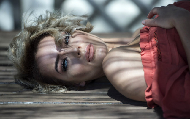 Woman bench blowing hair portrait free wallpaper for desktop - medium preview image