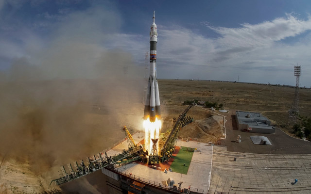 Rocket launch smoke landinggear sky free wallpaper for desktop - medium preview image