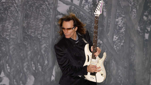 Black suit man white guitar free wallpaper for desktop - medium preview image
