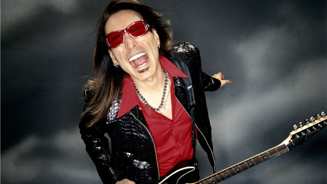 Man singer guitar microphone redshirt free wallpaper for desktop - medium preview image