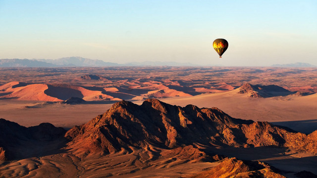 Hot air balloon desert mountains free wallpaper for desktop - medium preview image