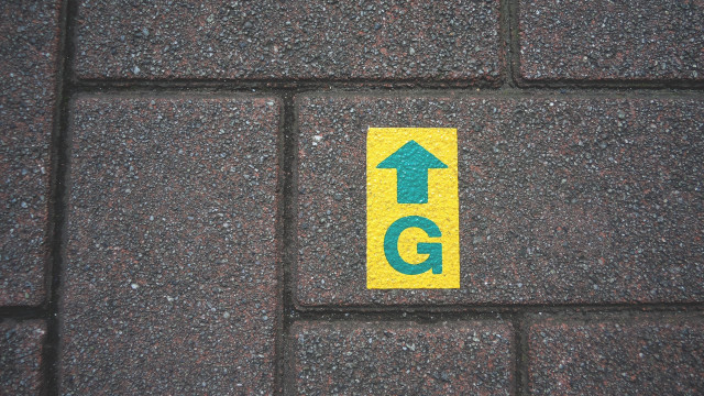 Sign green yellow arrows brick free wallpaper for desktop - medium preview image