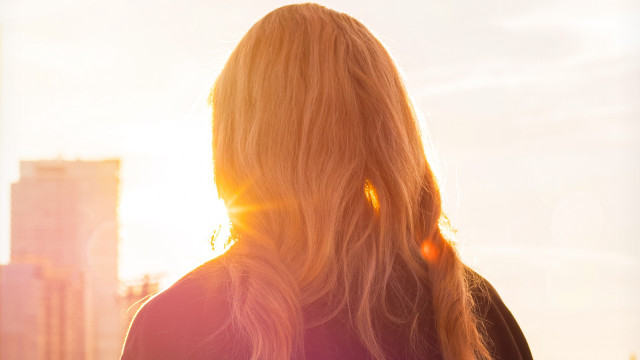 Blonde woman sunset city skyline free wallpaper for desktop - medium preview image