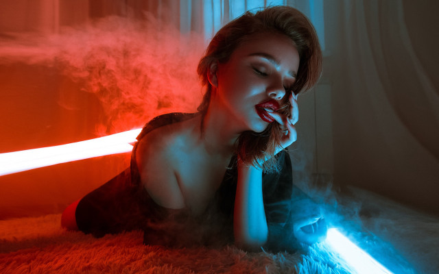 Woman laying laptop red blue free wallpaper for desktop - medium preview image