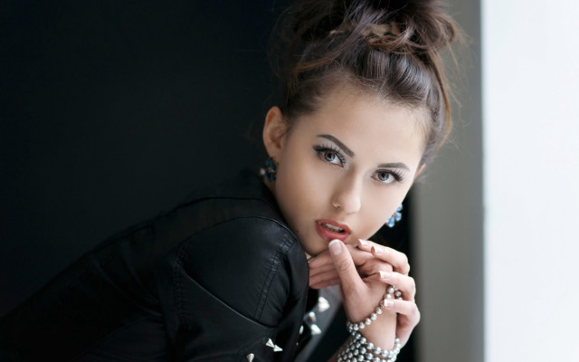 Aramenta dianthe vail fashion portrait free wallpaper for desktop - medium preview image