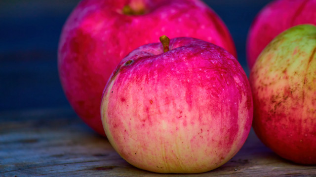 Three apples red middle wooden free wallpaper for desktop - medium preview image
