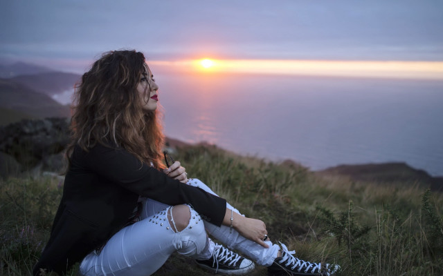 Sunset hill water blonde jacket free wallpaper for desktop - medium preview image