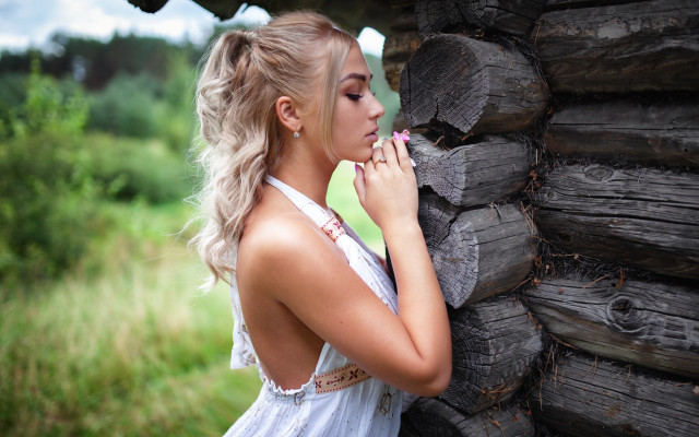 Woman leaning log wall romanticism free wallpaper for desktop - medium preview image