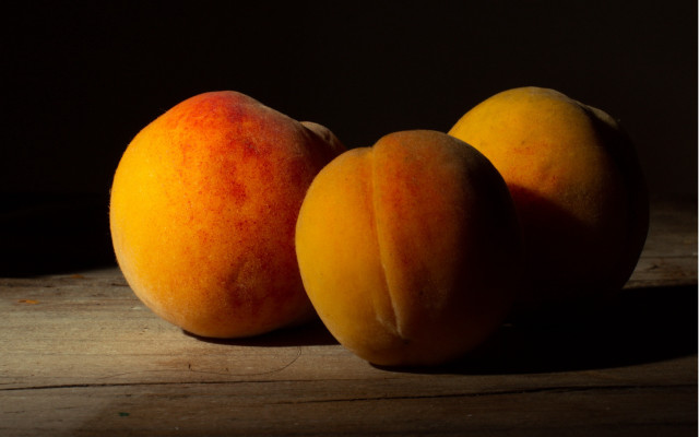 Peaches wooden table macro photography free wallpaper for desktop - medium preview image