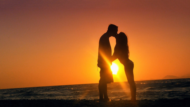 Beach kissing sunset ocean romantic free wallpaper for desktop - medium preview image