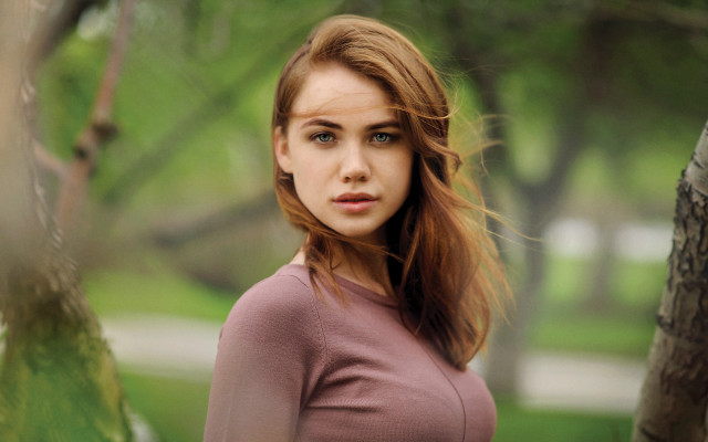 Woman tree park blurry bokeh free wallpaper for desktop - medium preview image