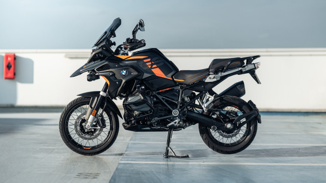 Black motorcycle parking lot red free wallpaper for desktop - medium preview image