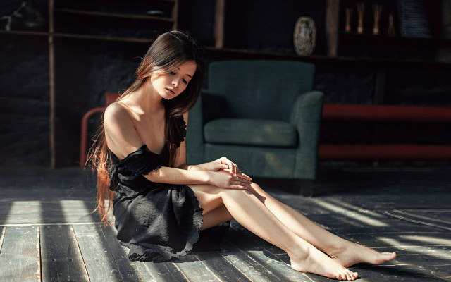 Elina karimova smiling bare shoulders free wallpaper for desktop - medium preview image