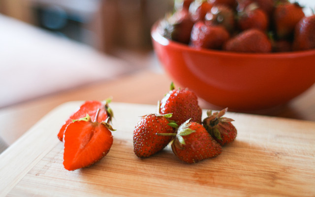 Bowl strawberries cutting board table free wallpaper for desktop - medium preview image