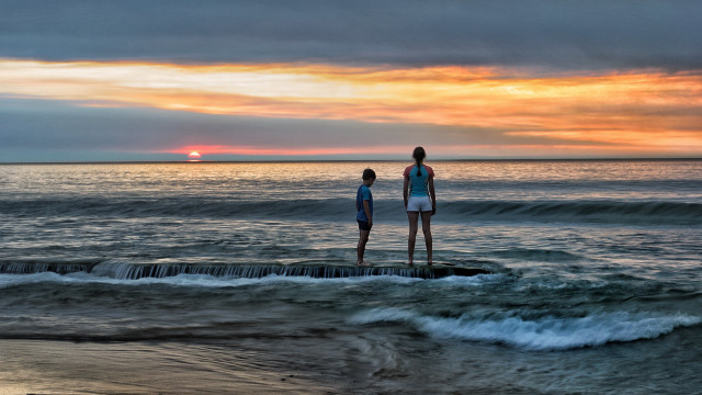 Sunset ocean people rock waves free wallpaper for desktop - medium preview image