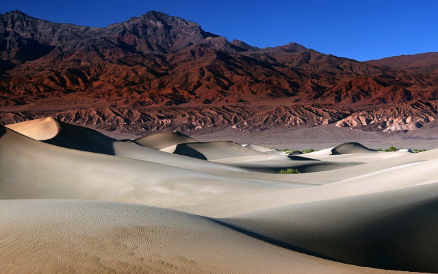 Desert mountain sanddunes blue sky free wallpaper for desktop - medium preview image