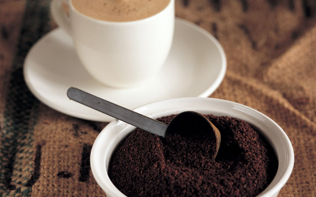Coffee spoon beans promotional blurry free wallpaper for desktop - medium preview image