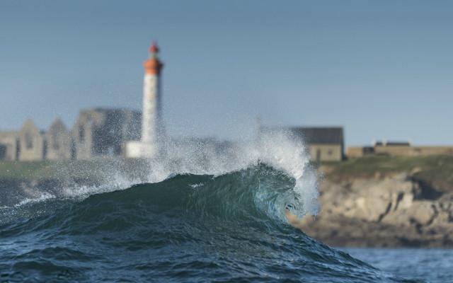 Lighthouse wave ocean beach scenery free wallpaper for desktop - medium preview image
