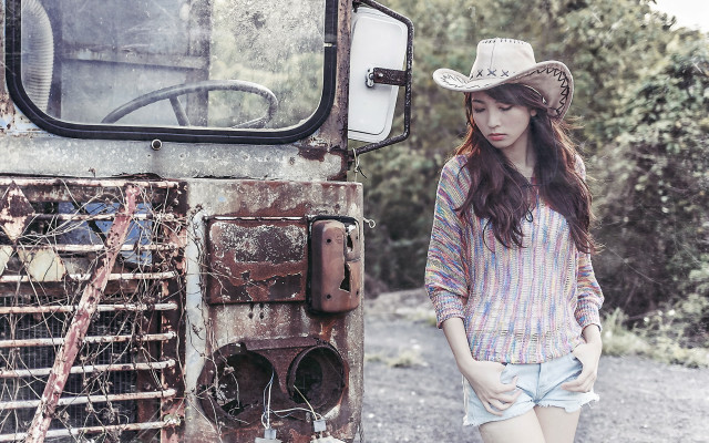 Woman rusty truck field hat free wallpaper for desktop - medium preview image