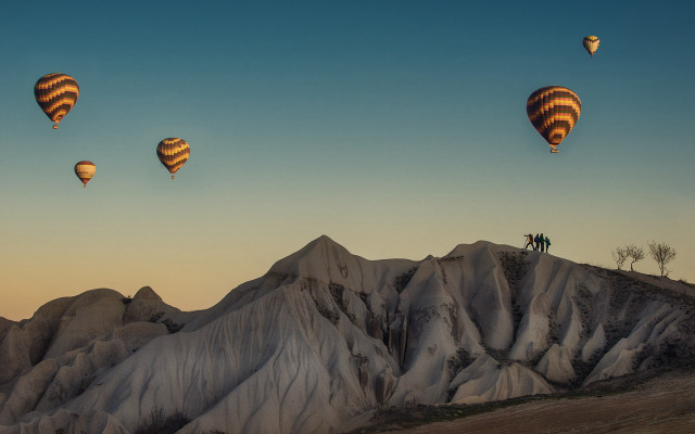 Hot air balloons mountain people free wallpaper for desktop - medium preview image