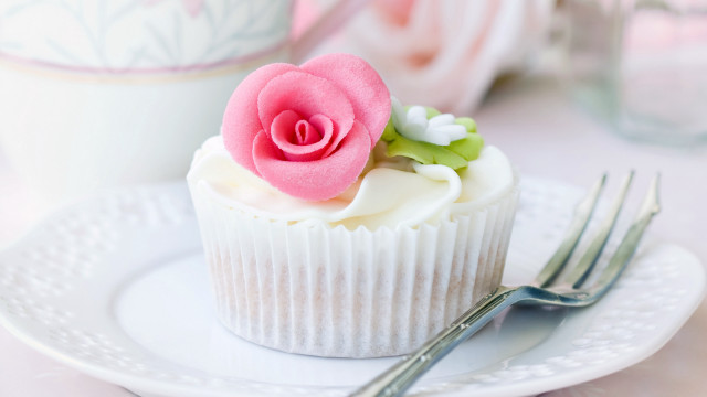 Cupcake pink rose plate tea free wallpaper for desktop - medium preview image