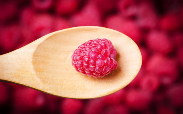 Wooden spoon raspberry bokeh microscopic free wallpaper for desktop - medium preview image
