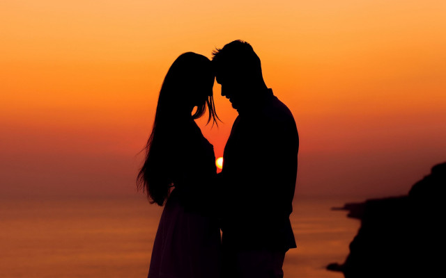 Romantic beach sunset kiss silhouette free wallpaper for desktop - medium preview image