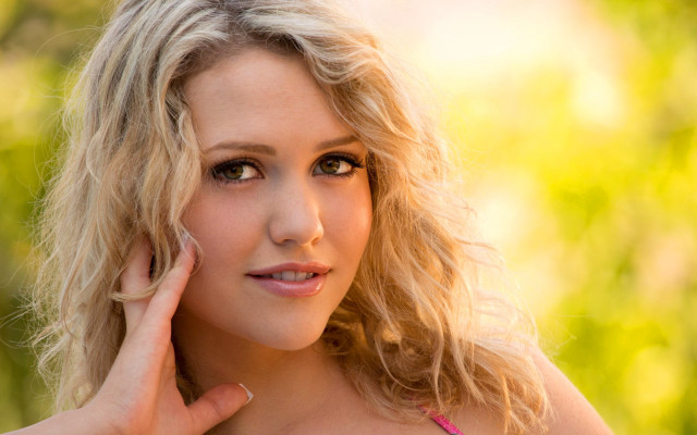 Blonde woman pink top pose free wallpaper for desktop - medium preview image