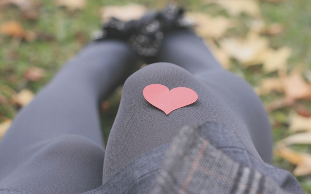 Heart leg romantic tights blurry free wallpaper for desktop - medium preview image