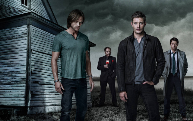 Men house cloudy sky group free wallpaper for desktop - medium preview image