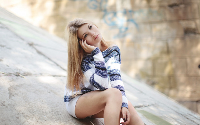 Anna hotchkis graffiti sitting cellphone free wallpaper for desktop - medium preview image