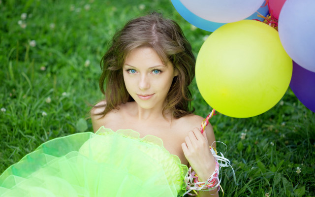 Woman balloons frisbee beach portrait free wallpaper for desktop - medium preview image