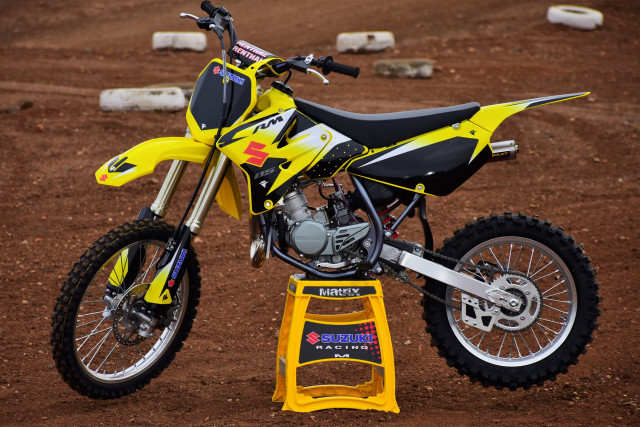 Yellow dirt bike dusty motion free wallpaper for desktop - medium preview image