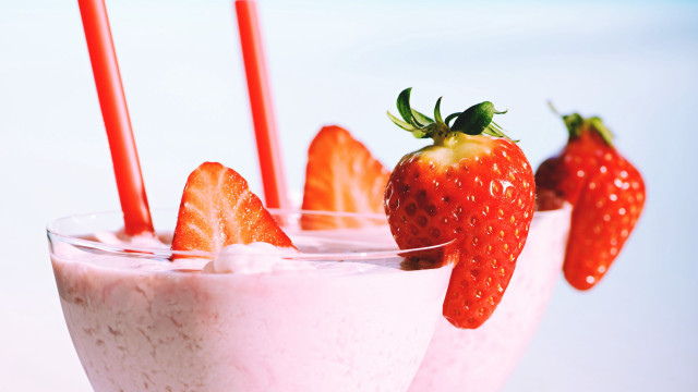 Strawberry milkshake glasses berries cake free wallpaper for desktop - medium preview image