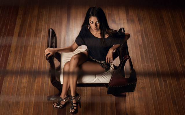 Woman sitting crossed legs highheels #2 free wallpaper for desktop - medium preview image